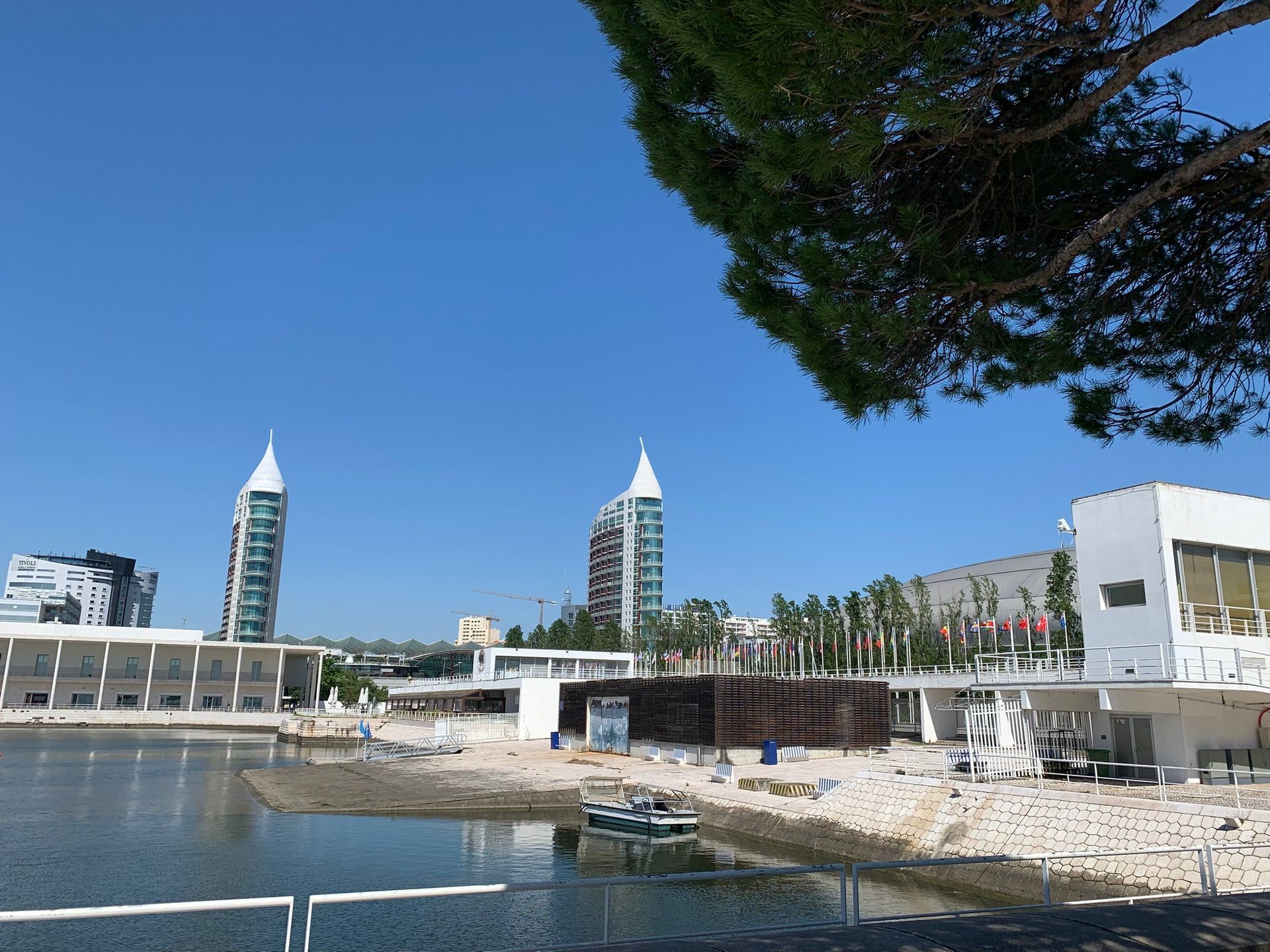 Orla do Parque das Nações com as torres São Rafael e São Gabriel, em Lisboa