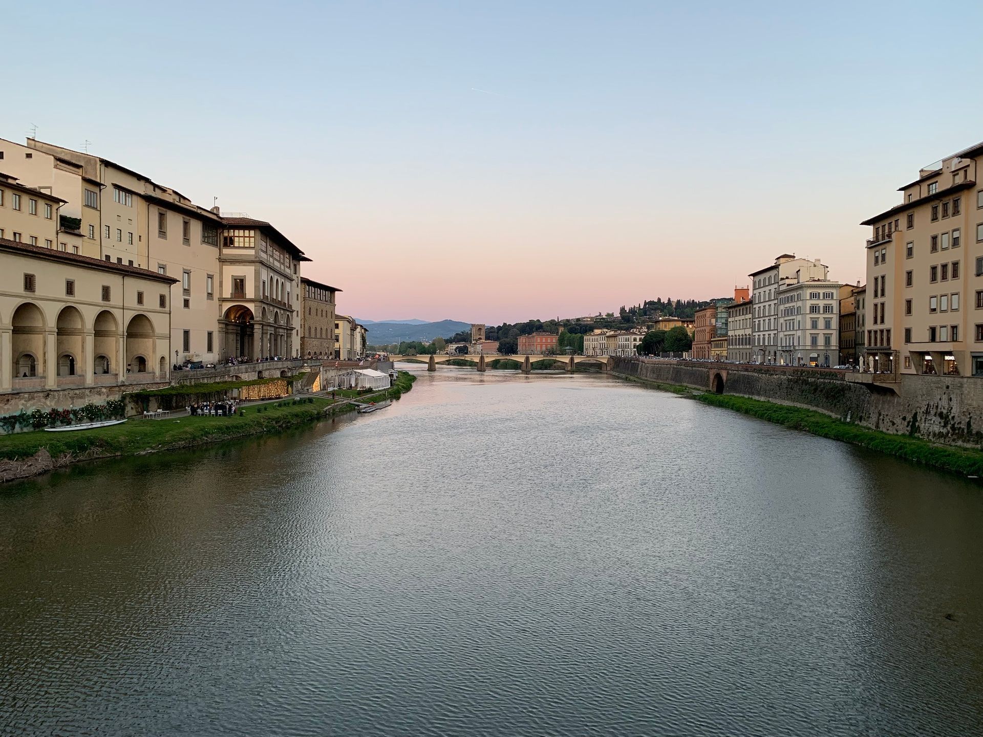 O Rio Arno visto da Ponte Vecchio ao entardecer, em Florença