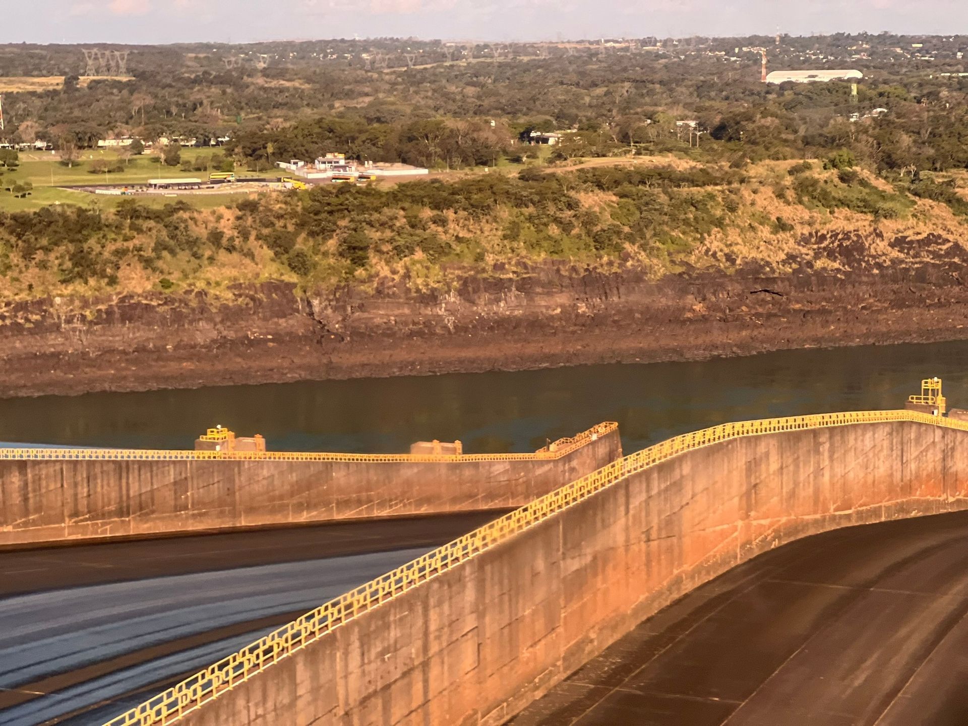 Vertedouro da Usina Hidrelétrica de Itaipu, na fronteira entre Brasil e Paraguai