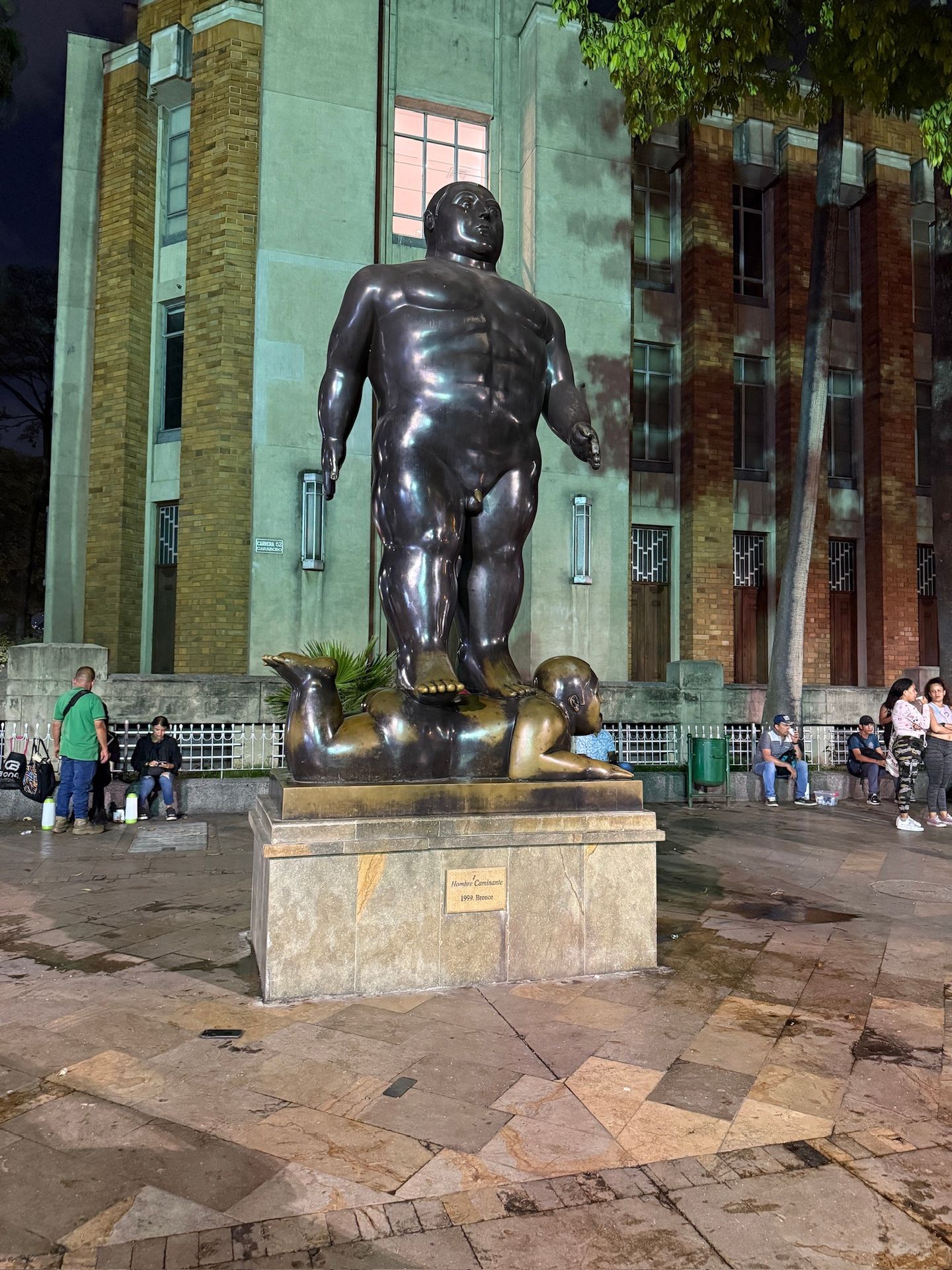 Escultura de bronze de Botero em frente ao Museo de Antioquia, Medellín