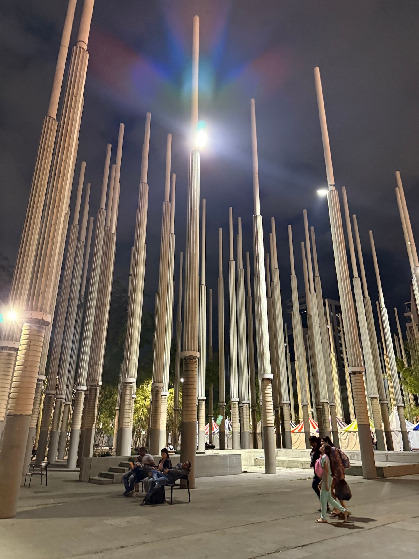 Postes iluminados do Parque de Las Luces, em Medellín, à noite