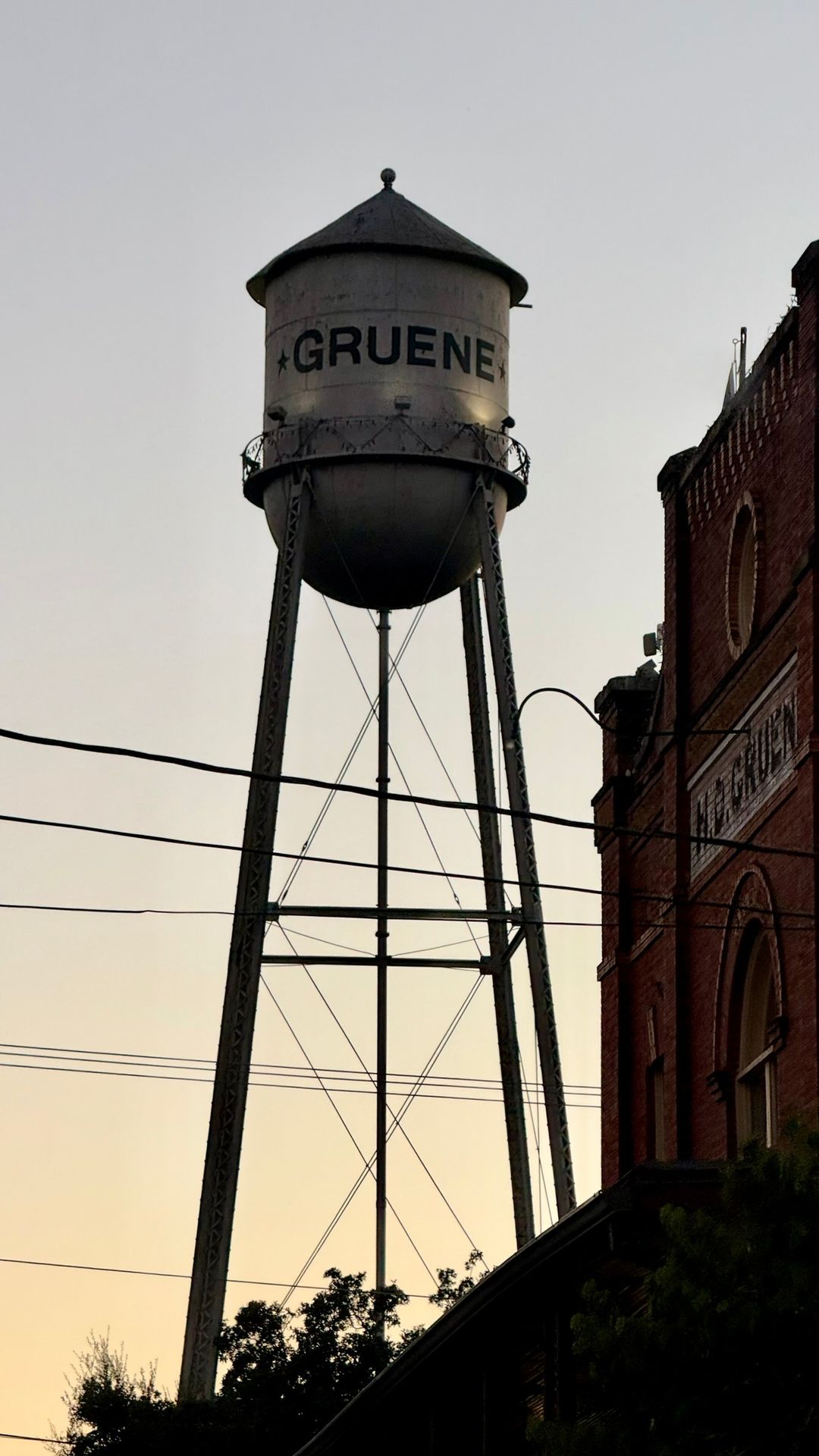Torre de água com letreiro Gruene ao entardecer, em New Braunfels