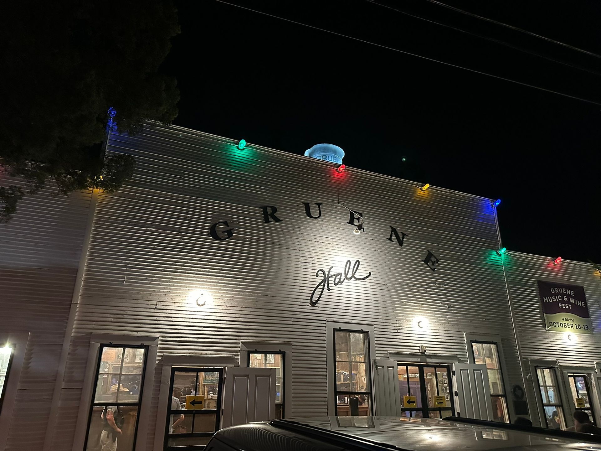 Fachada do Gruene Hall iluminada à noite, em New Braunfels
