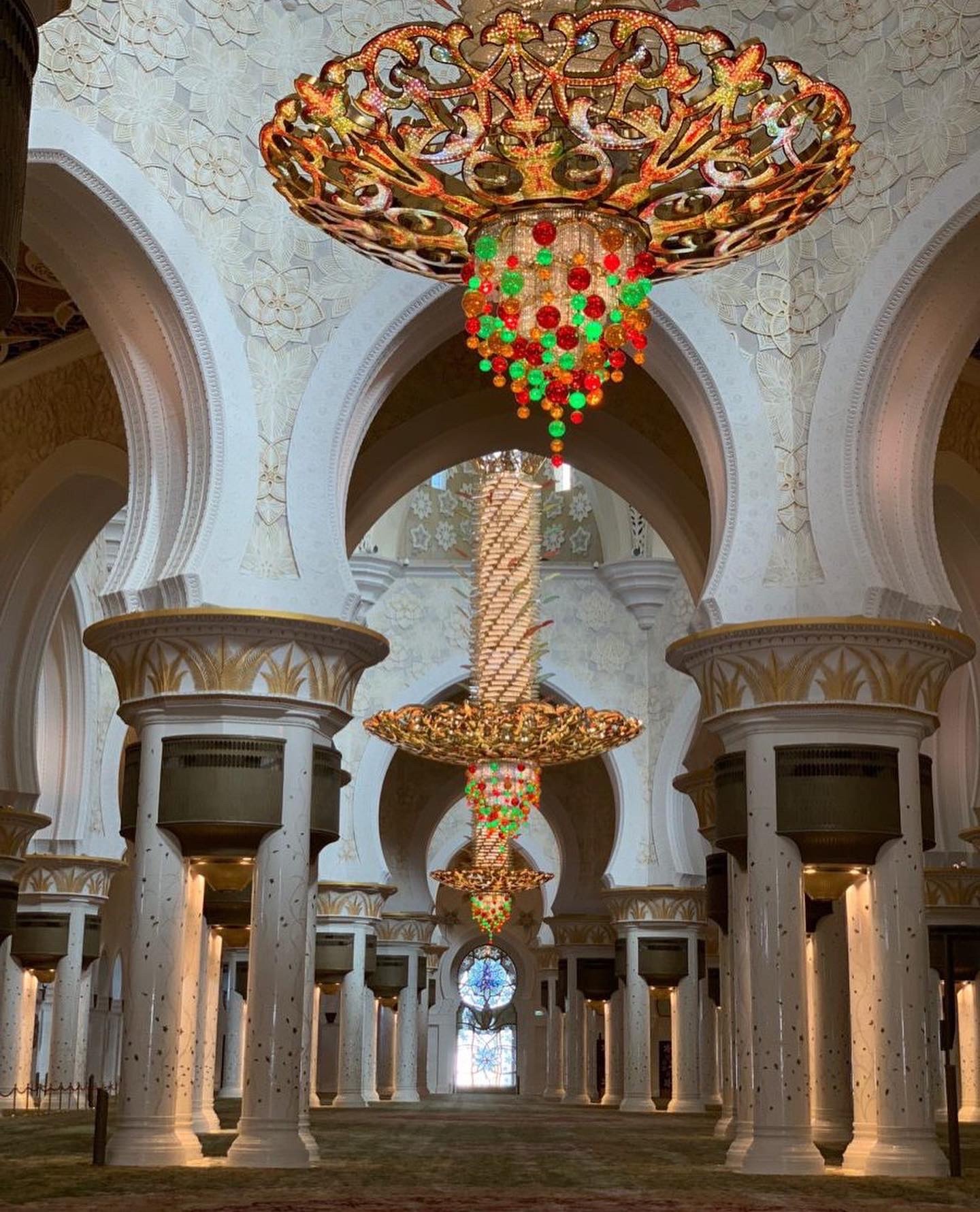 Lustres do salão principal da Mesquita Sheikh Zayed, em Abu Dhabi