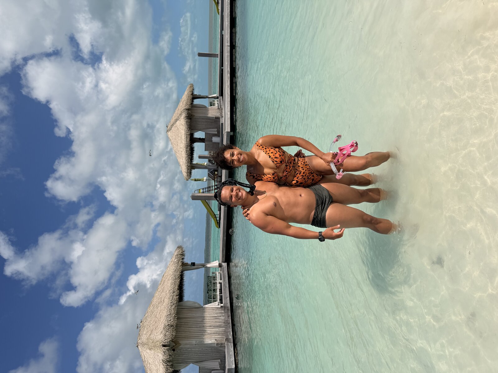 Casal na agua em CocoCay, Bahamas