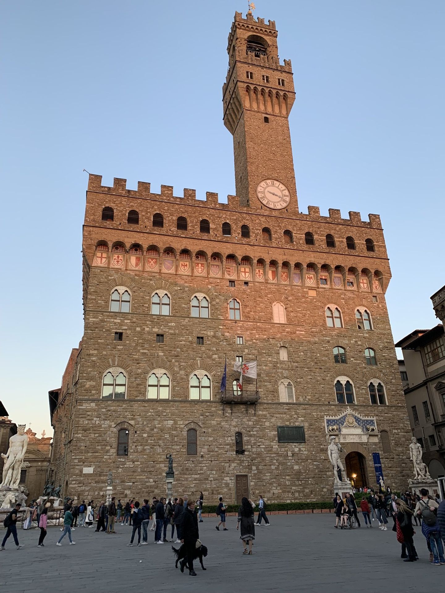 Palazzo Vecchio inteiro ao entardecer, na Piazza della Signoria, Florença