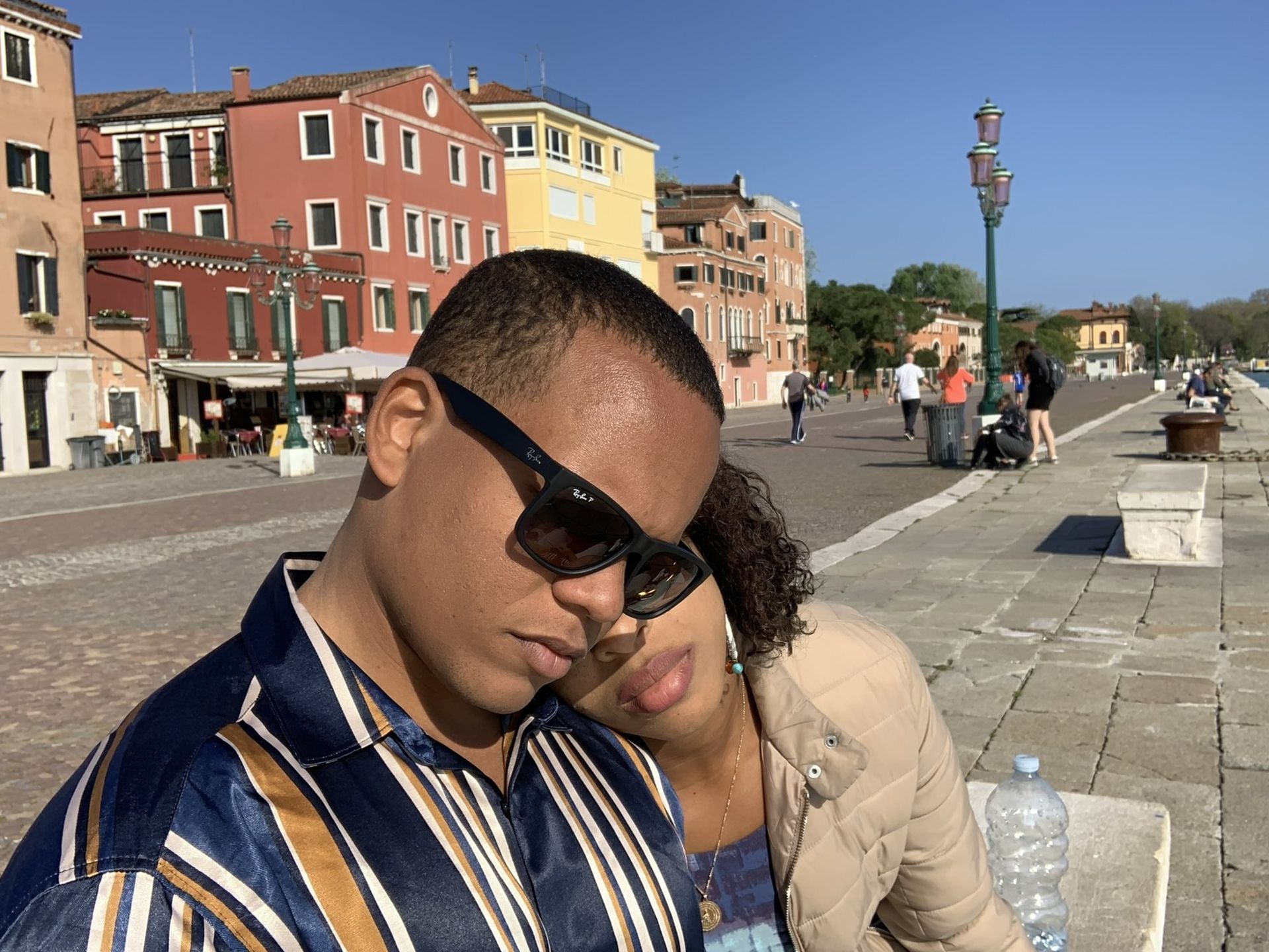 Casal em selfie na Riva degli Schiavoni, orla de Veneza