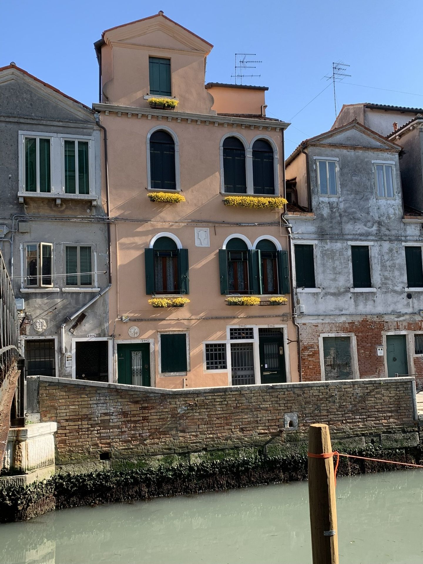 Casa histórica às margens do Rio della Tana, canal tranquilo de Veneza