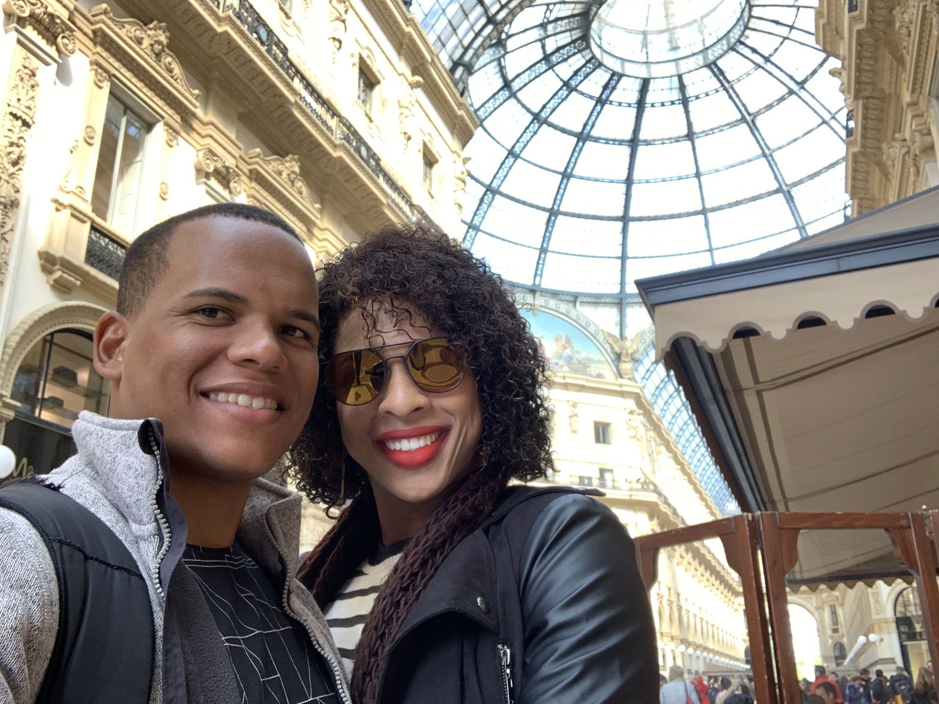 Casal em selfie sob a cúpula de vidro da Galleria Vittorio Emanuele II, em Milão