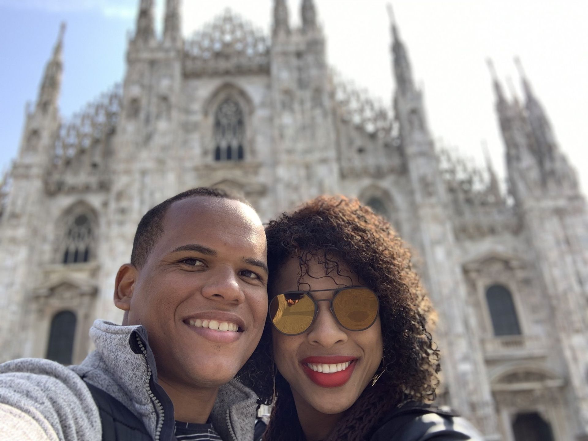 Casal sorrindo em selfie na Piazza del Duomo, em Milão