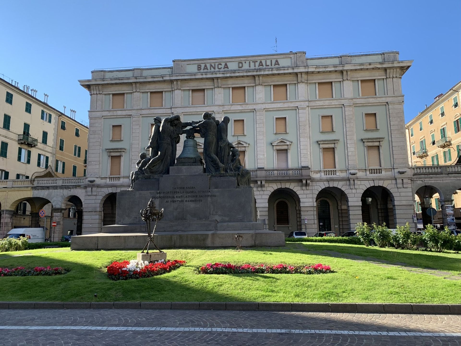 Monumento e palácio da Banca d'Italia na Piazza Mameli, centro de Savona