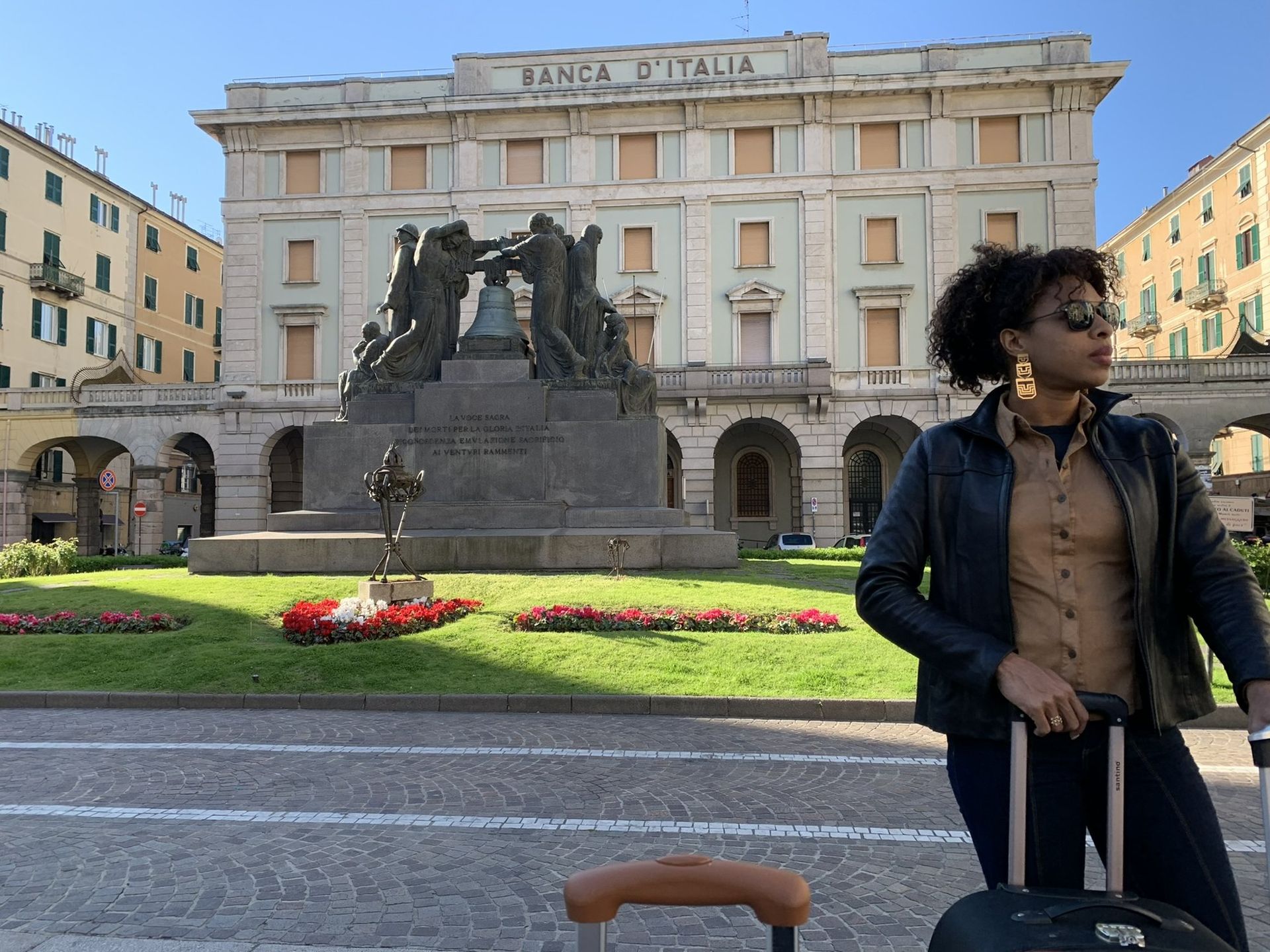 Viajante com mala de rodinhas na Piazza Mameli, em Savona, Itália