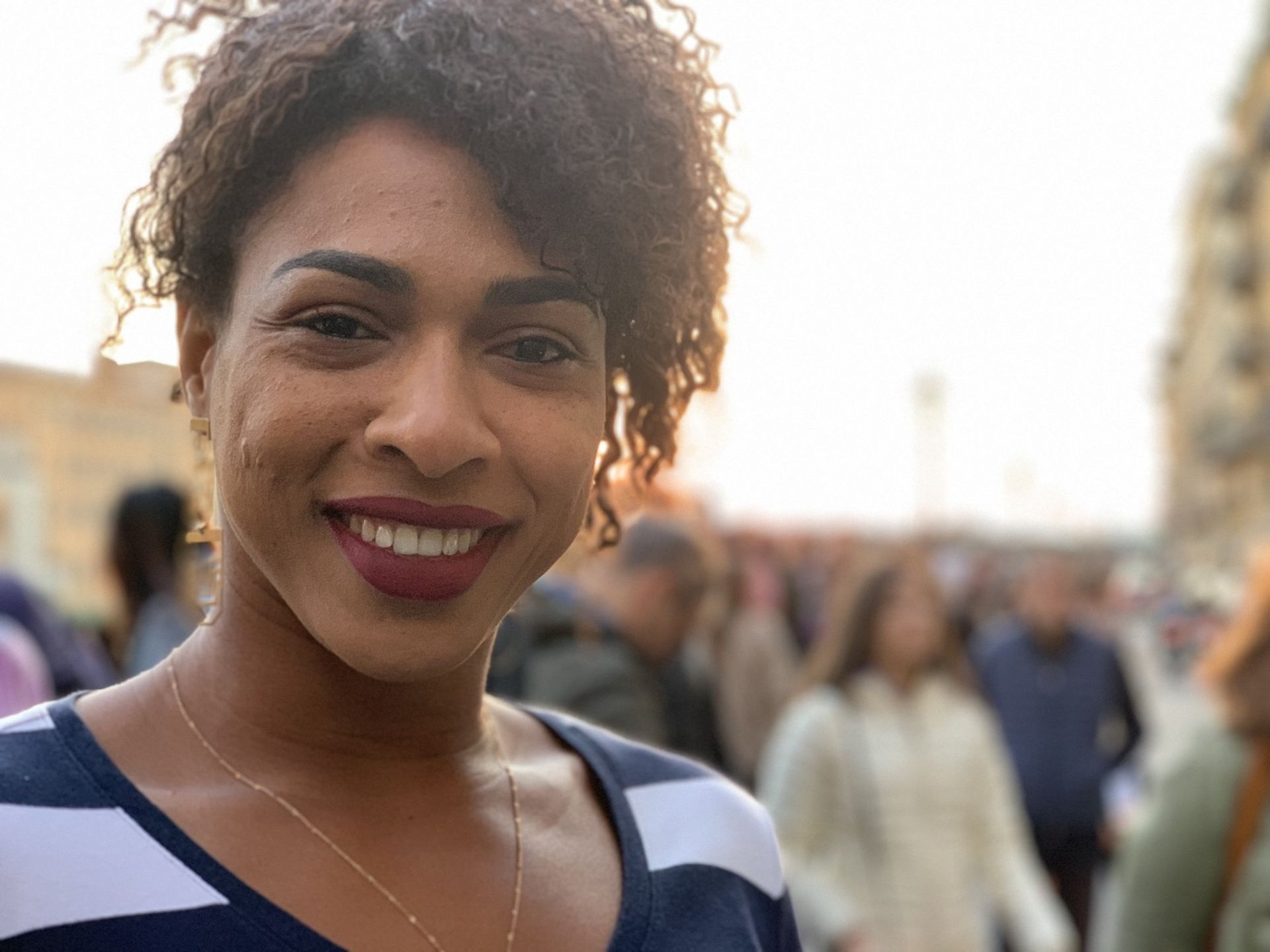 Viajante sorrindo no Centro Storico de Florença ao entardecer