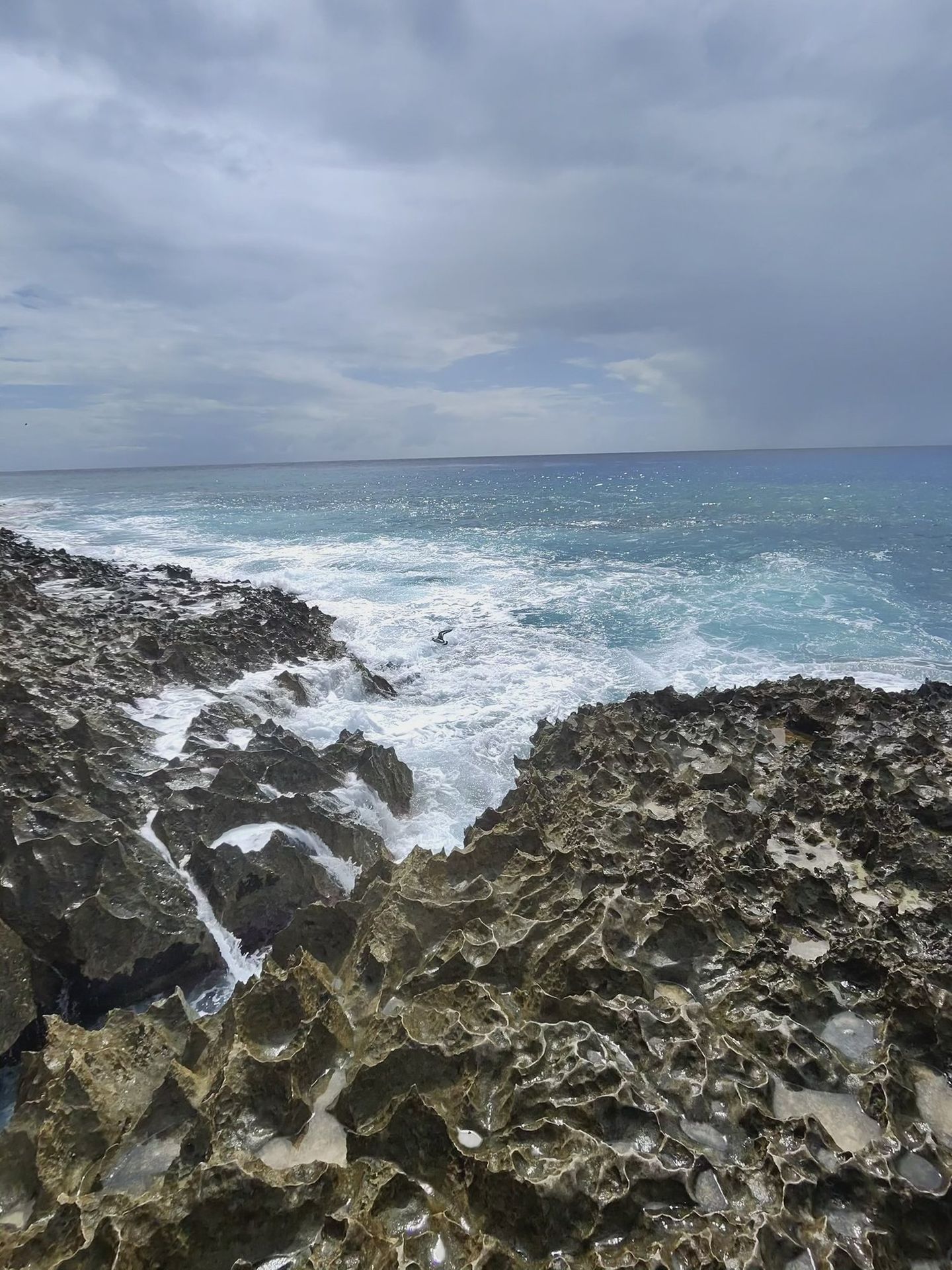 Ondas na costa rochosa de San Andrés