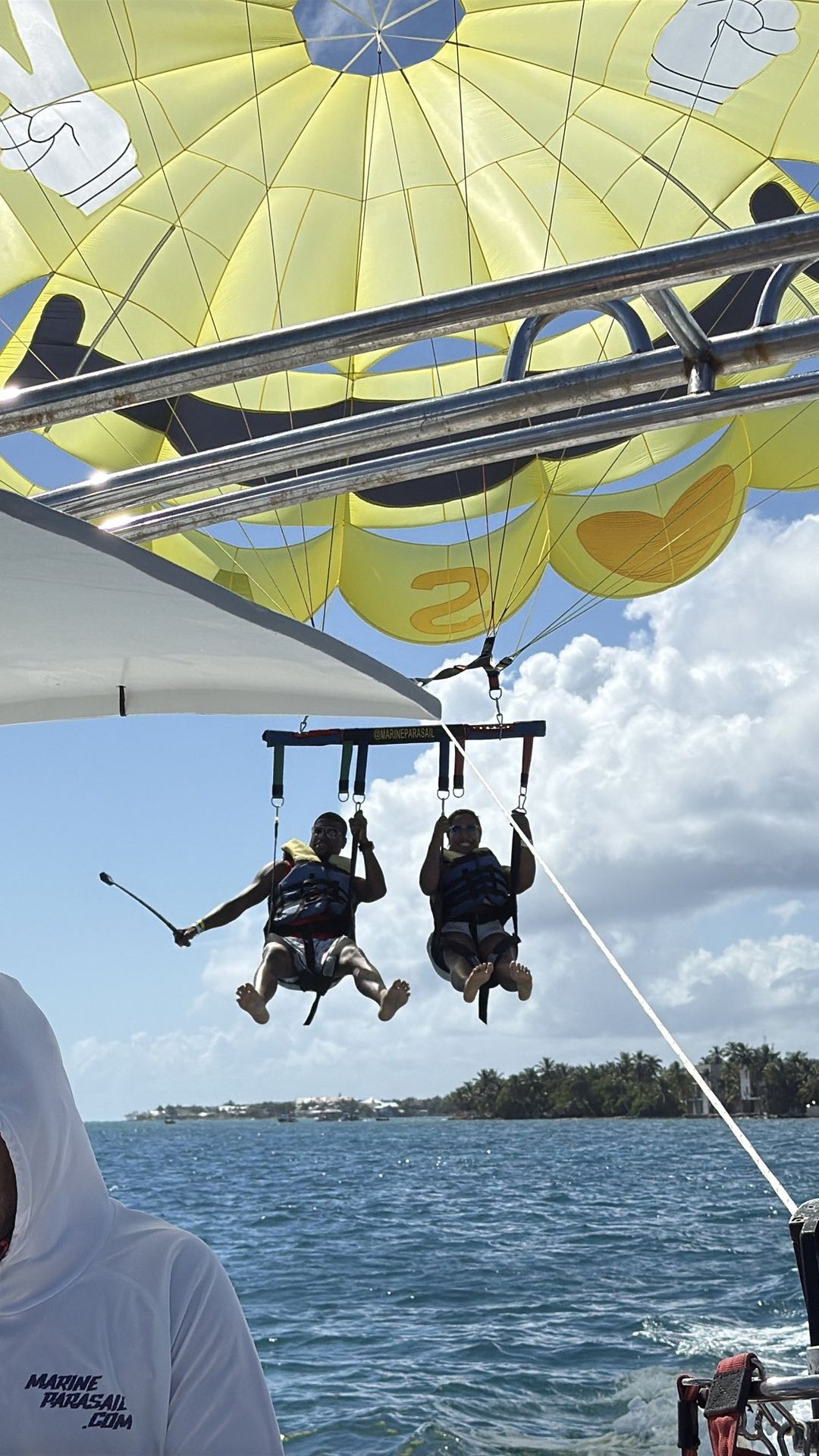 Casal decolando de parasailing