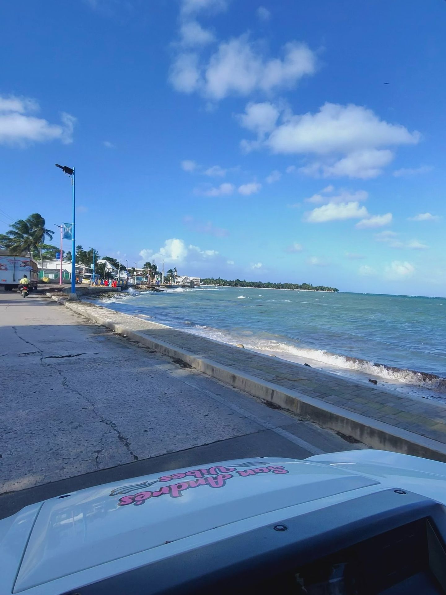 Orla de San Luís com o mar do Caribe