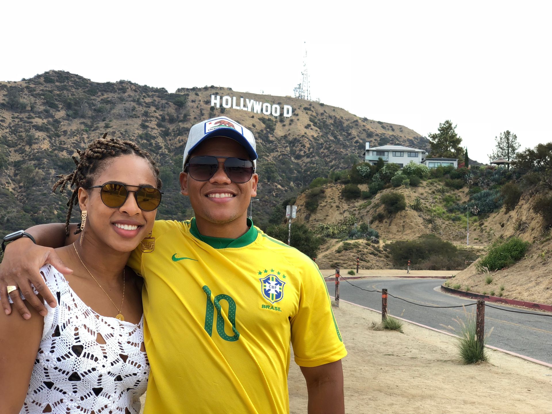 Nós no letreiro de Hollywood