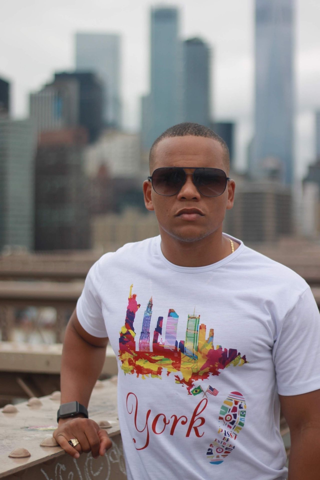 Passeio na Brooklyn Bridge, com Manhattan ao fundo