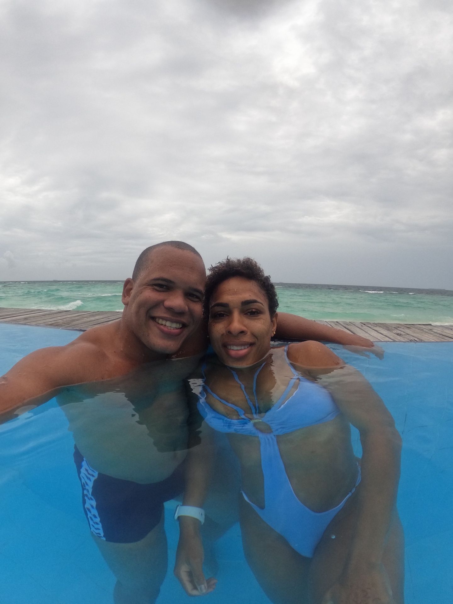 Casal na piscina do resort em Filitheyo
