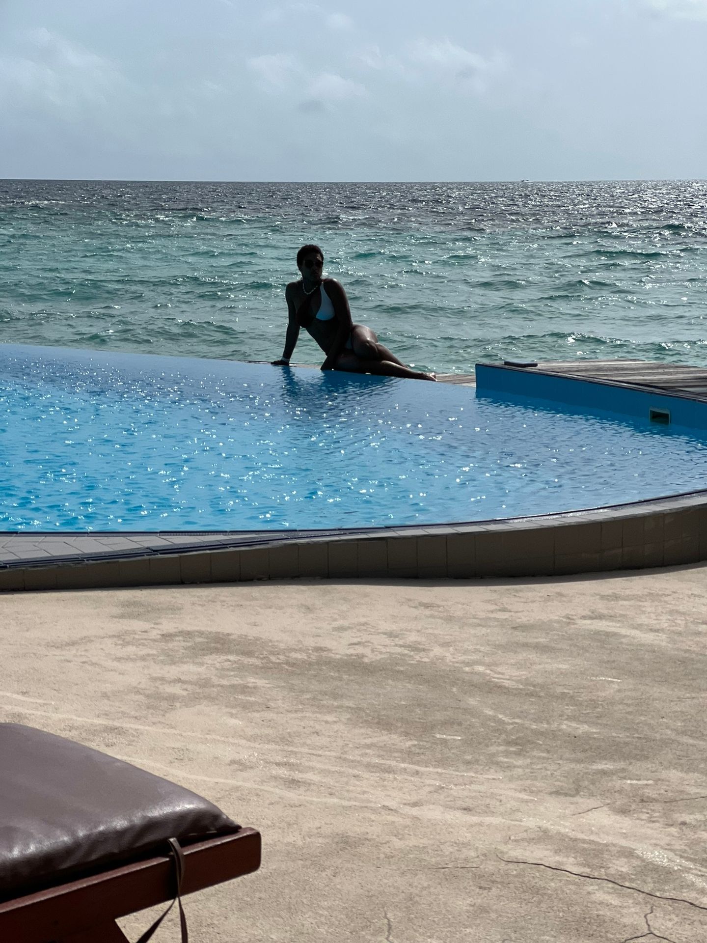 Piscina de borda infinita do Filitheyo Island Resort