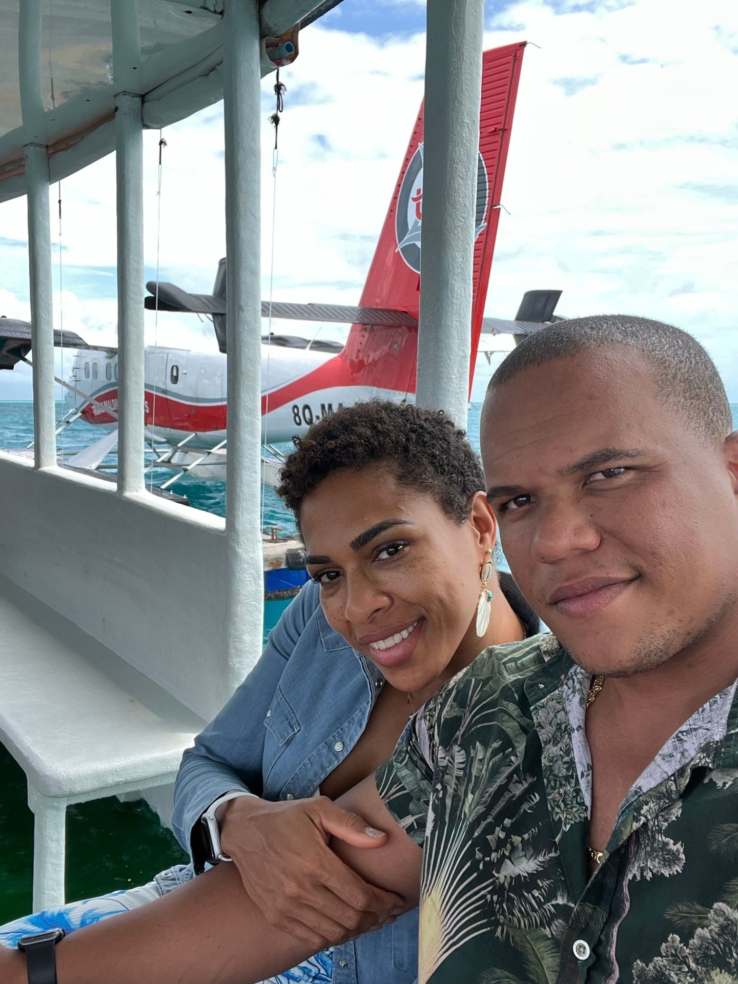 Casal no hidroavião da Trans Maldivian Airways