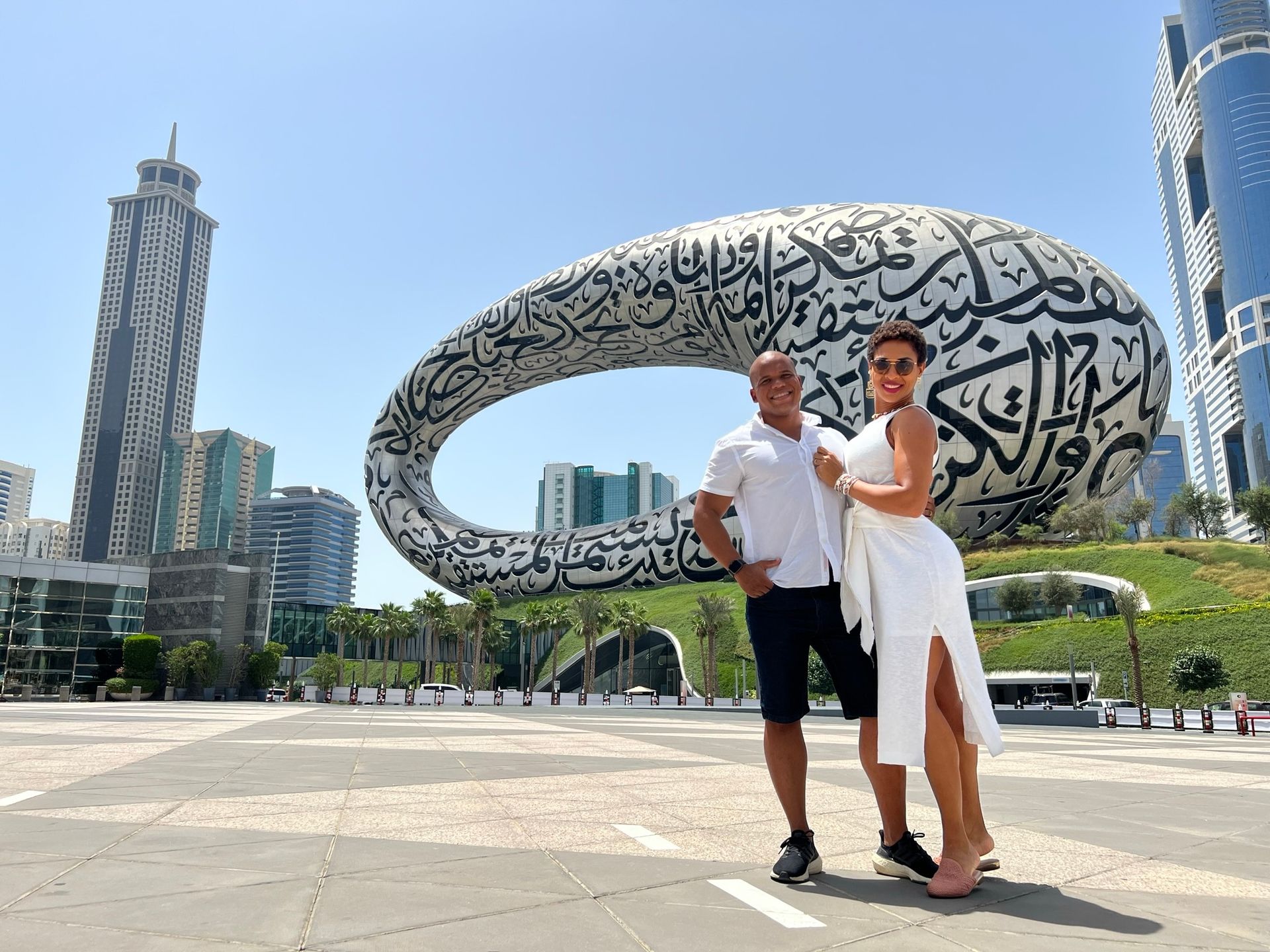 Casal em frente ao Museum of the Future em Dubai