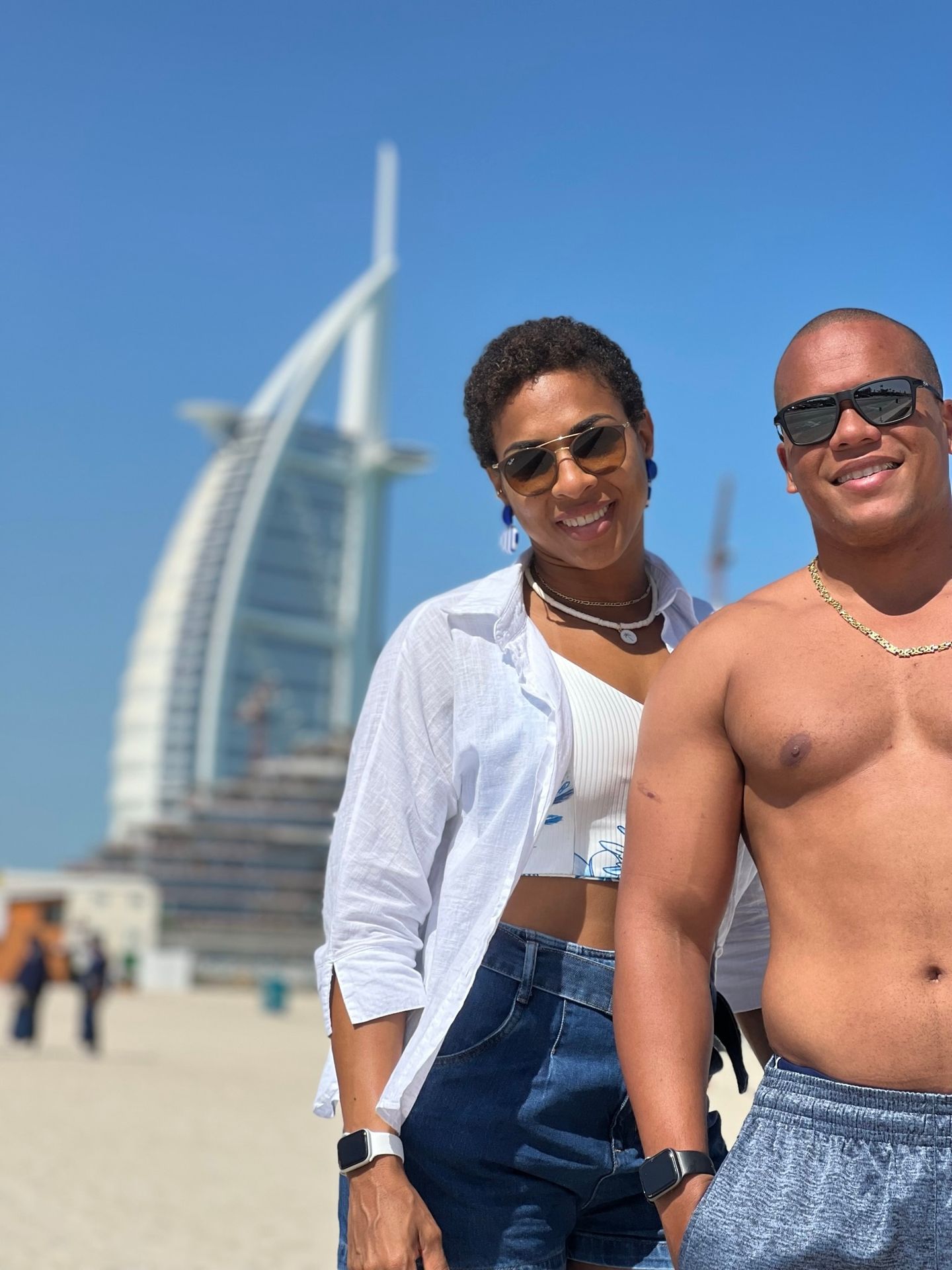 Casal na Sunset Beach com o Burj Al Arab ao fundo