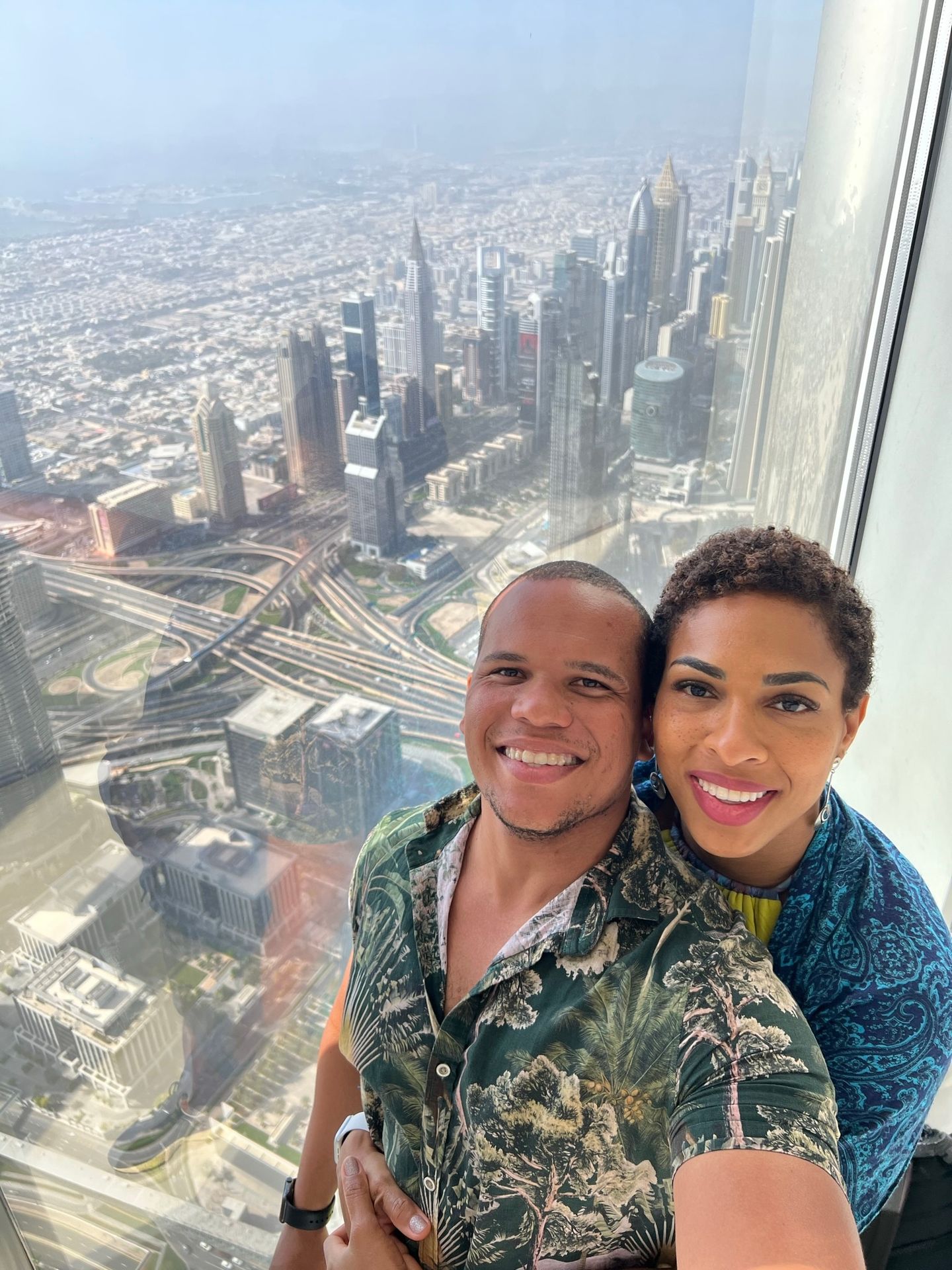 Casal no mirante At The Top do Burj Khalifa