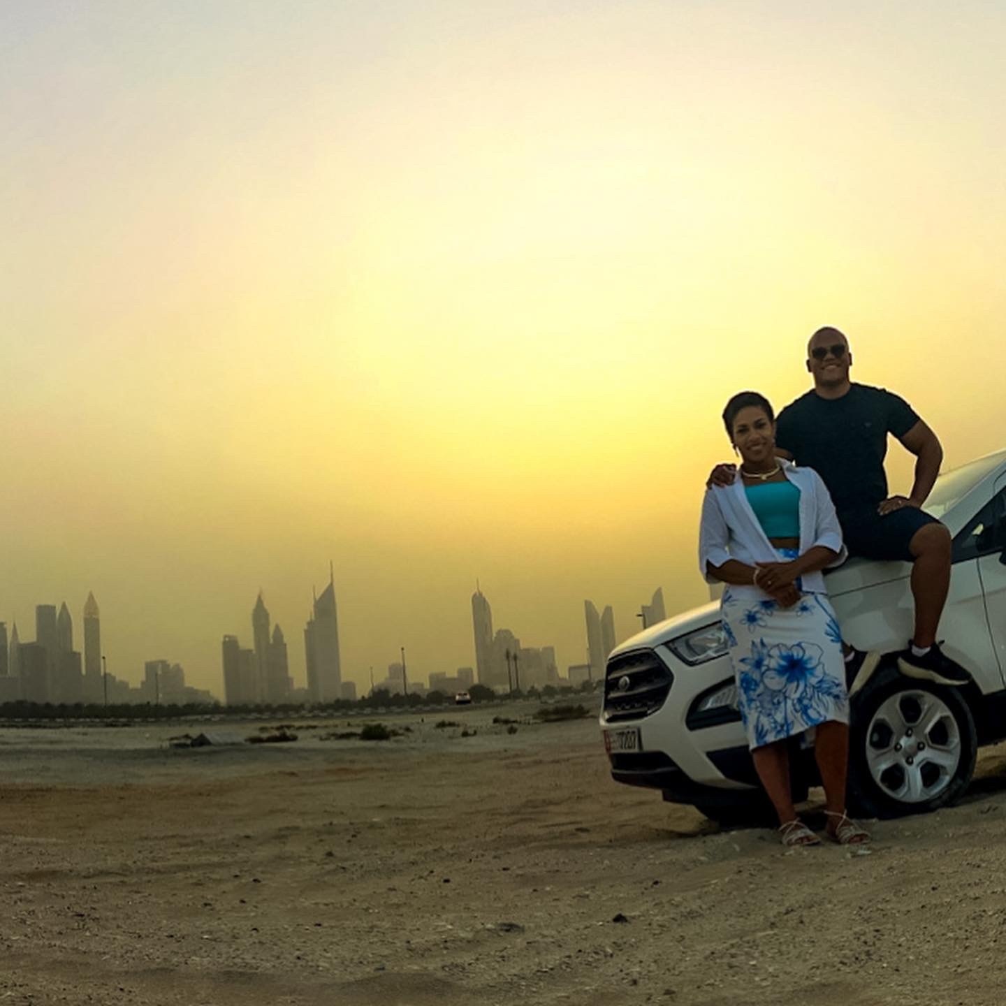 Casal com o skyline de Dubai ao pôr do sol