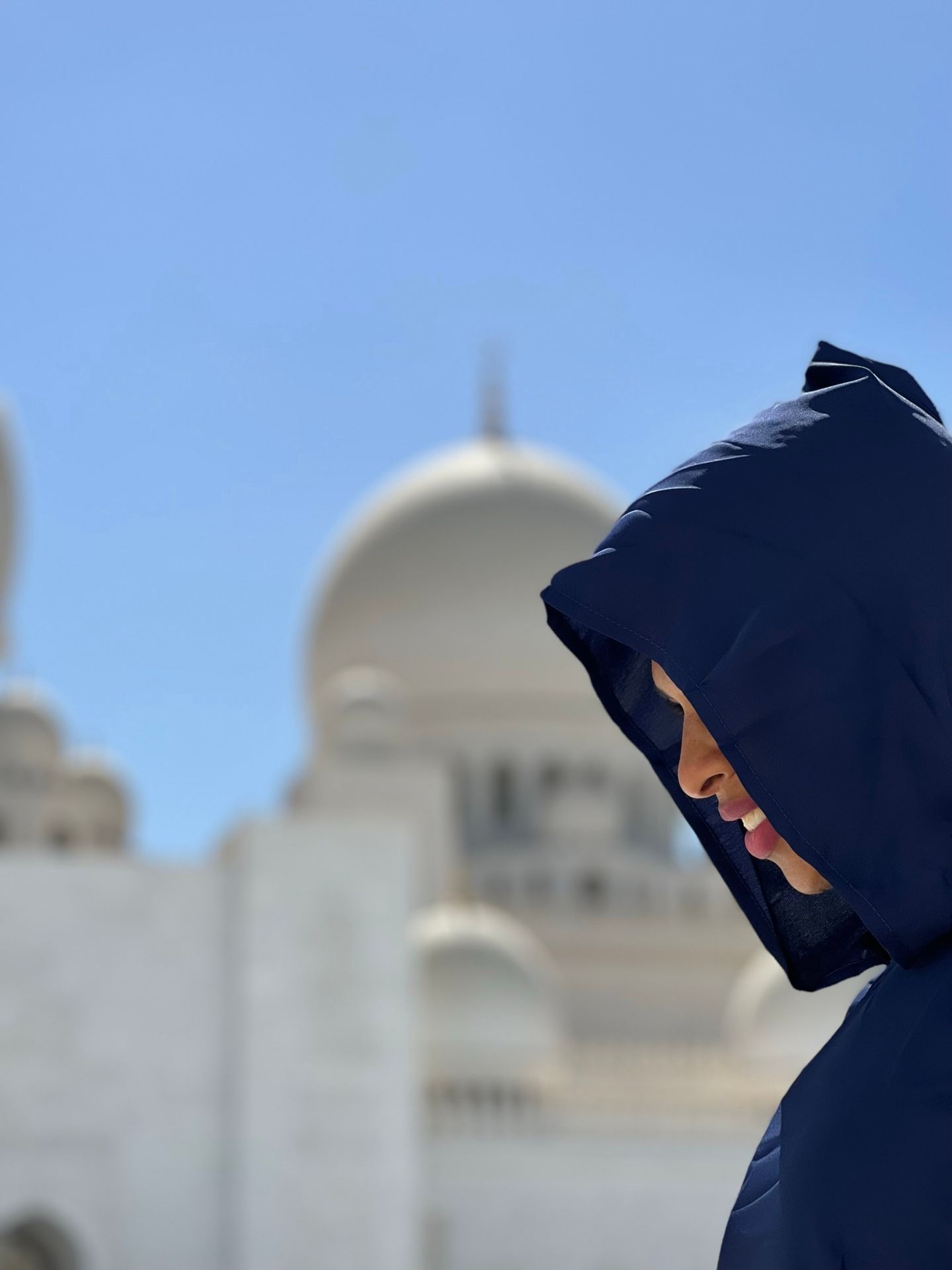 Visitante de véu azul na Mesquita Sheikh Zayed