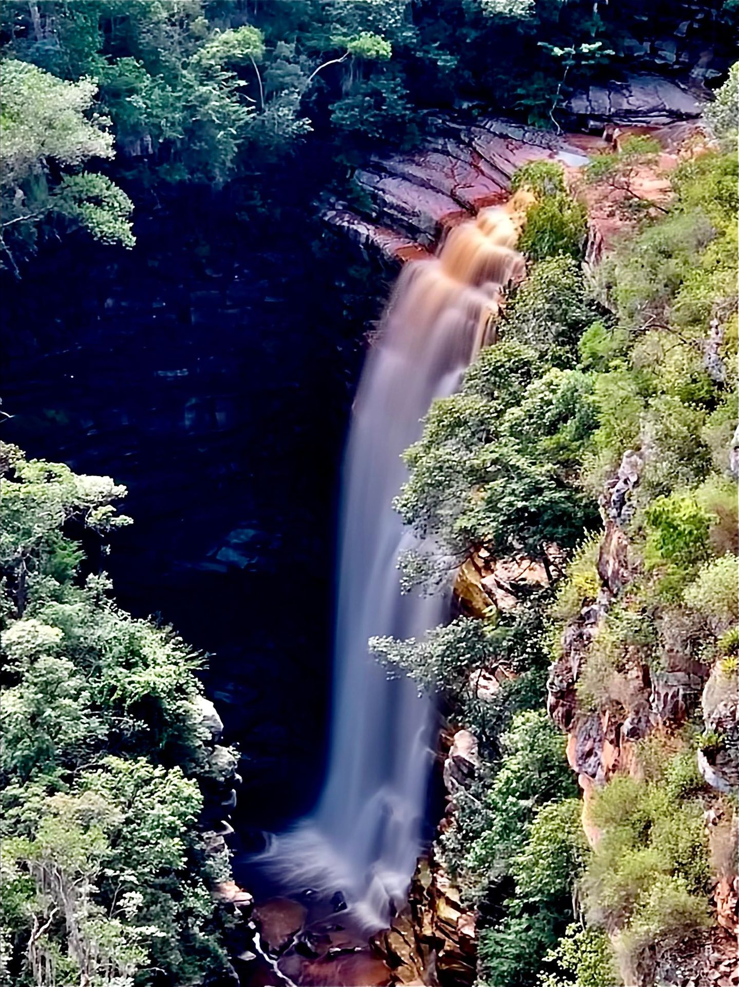 Cânion com cachoeira na Chapada Diamantina, em Lençóis