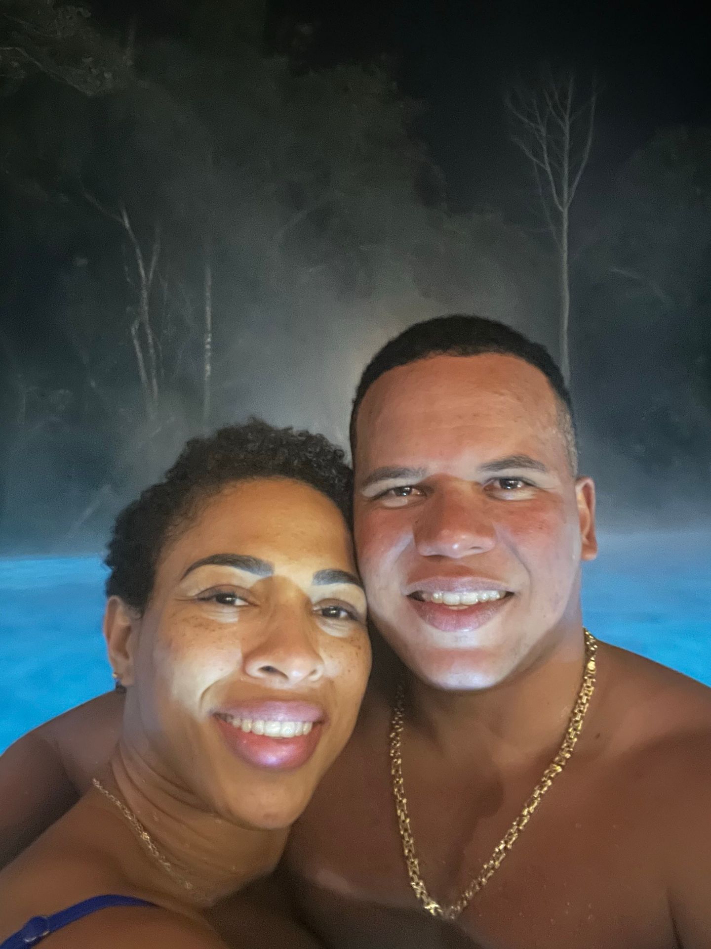 Casal em piscina aquecida à noite em Gramado