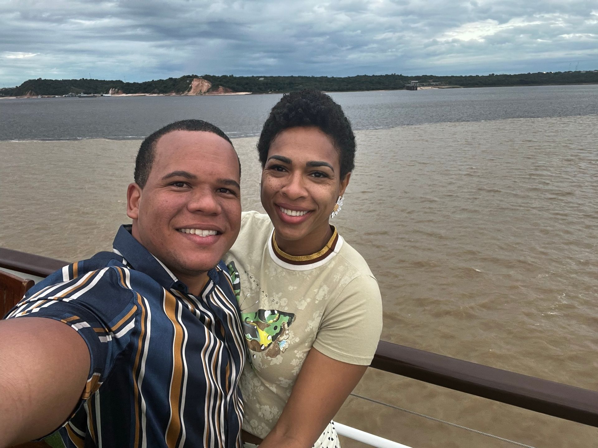 Casal em passeio de barco no Encontro das Águas