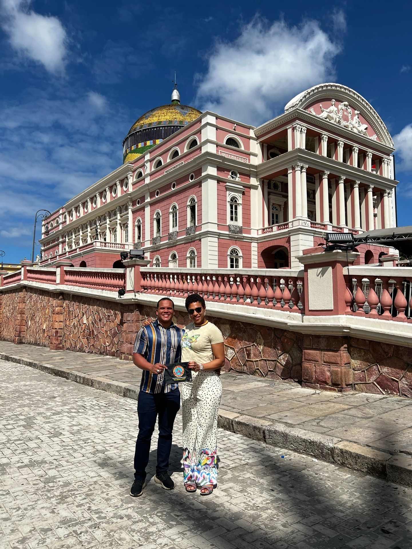 Casal em frente ao Teatro Amazonas, em Manaus