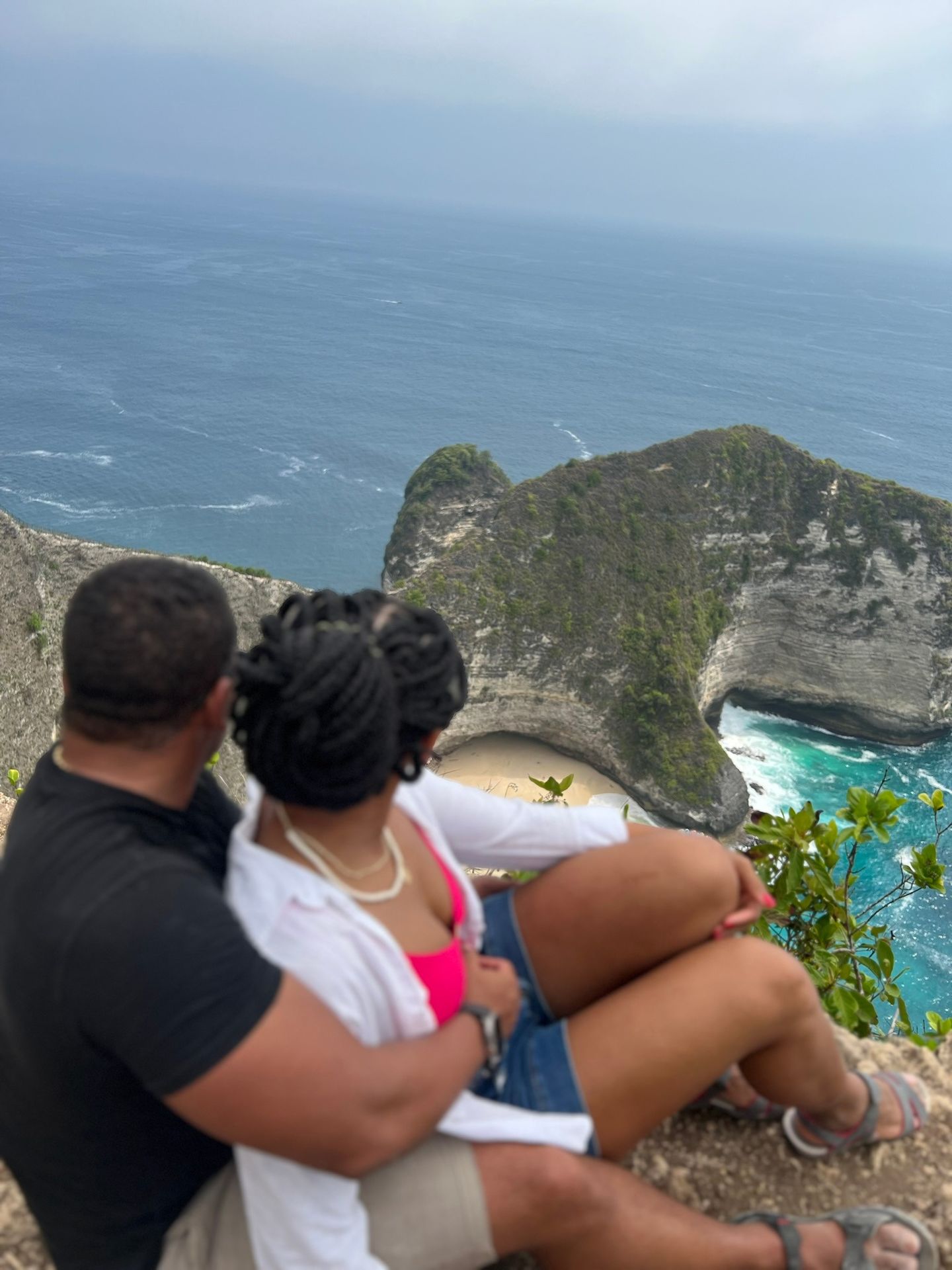 Casal no mirante de Kelingking Beach, em Nusa Penida