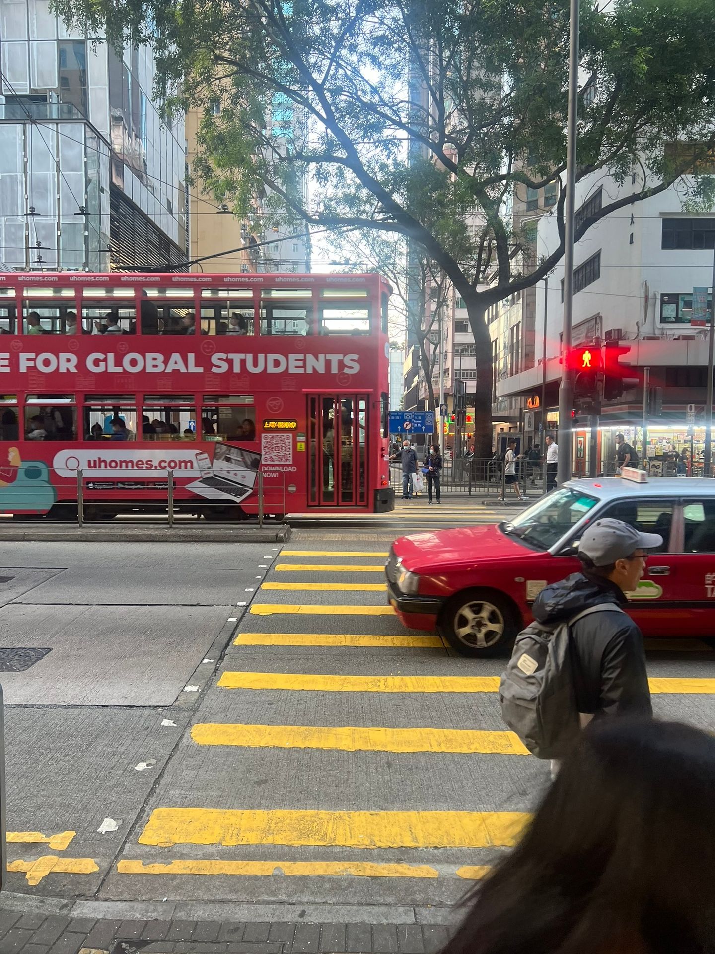 Bonde de dois andares e táxi vermelho nas ruas de Hong Kong