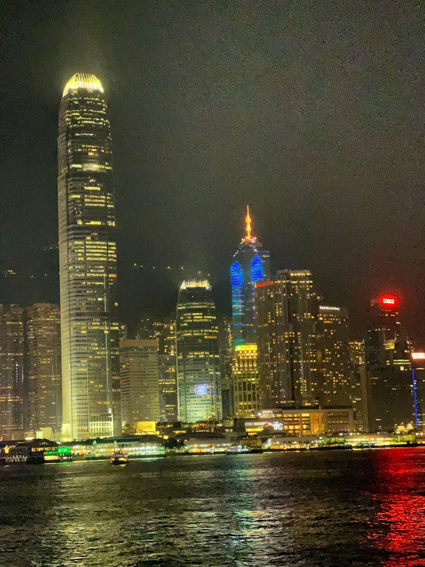 Skyline noturno da Ilha de Hong Kong visto de Tsim Sha Tsui