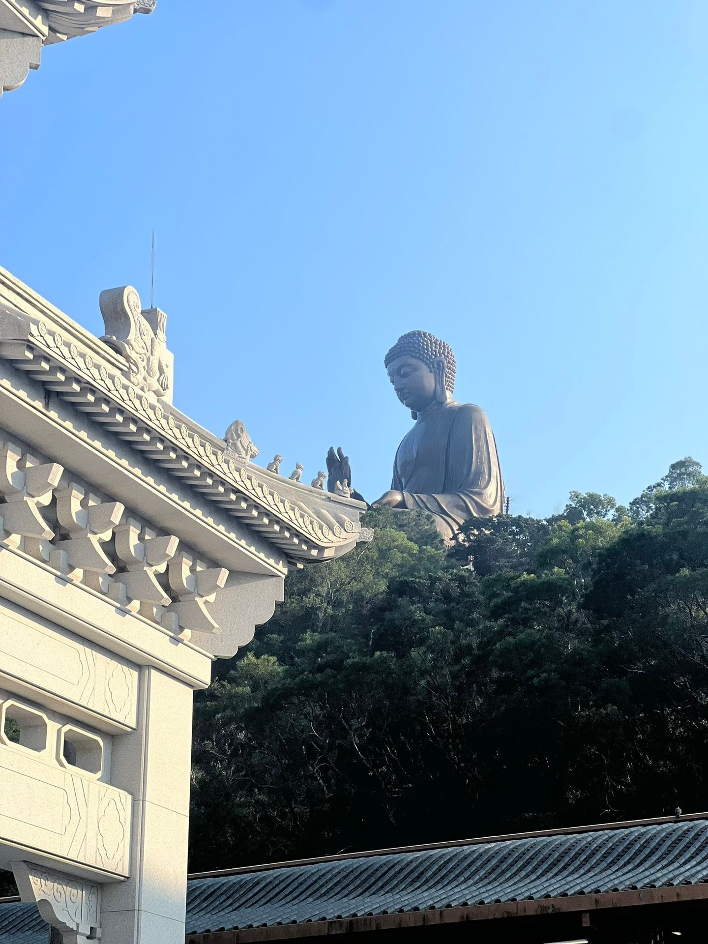 O Grande Buda de Tian Tan visto do mosteiro, na Ilha Lantau